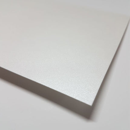 El "Papel Victorynk Aperlado Gris Silver A4" es una opción única para proyectos de impresión que buscan un acabado aperlado y un tono gris plateado. Este paquete incluye 50 hojas de papel de tamaño A4 (210 x 297 mm), con un peso de 260 gramos por metro cuadrado. El acabado aperlado agrega un brillo y textura sutiles a las impresiones, brindando un toque de elegancia.