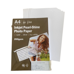 El "Papel Victorynk Aperlado Gris Silver A4" es una opción única para proyectos de impresión que buscan un acabado aperlado y un tono gris plateado. Este paquete incluye 50 hojas de papel de tamaño A4 (210 x 297 mm), con un peso de 260 gramos por metro cuadrado. El acabado aperlado agrega un brillo y textura sutiles a las impresiones, brindando un toque de elegancia.